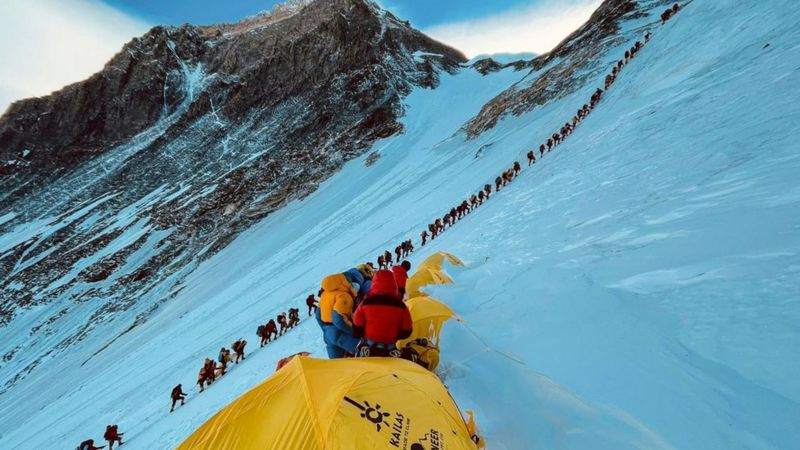 انبوه جمعیت کوهنوردان در صف طولانی در راه قله اورست
