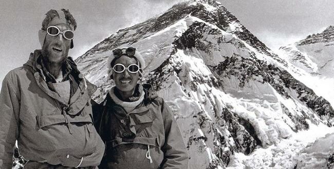 جملینگ تنزینگ نورگی (در آن زمان ۳۹) و ادموند هیلاری (۳۳) پس از صعود تاریخی آنها به قله اورست