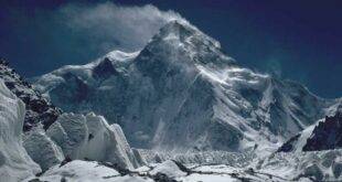 نمایی از قله کی 2 (8611 متر) دومین کوه بلند جهان