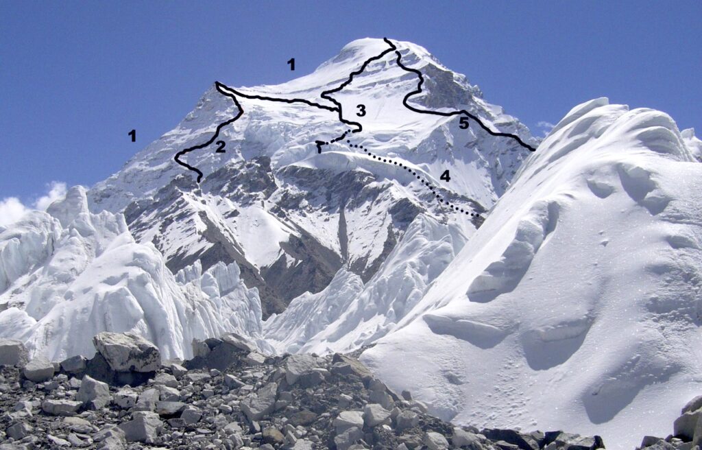 مسیرهای منتهی به قله چوایو که تاکنون صعود شده. مسیر شماره ۳ مسیر پرتردد به این قله است.