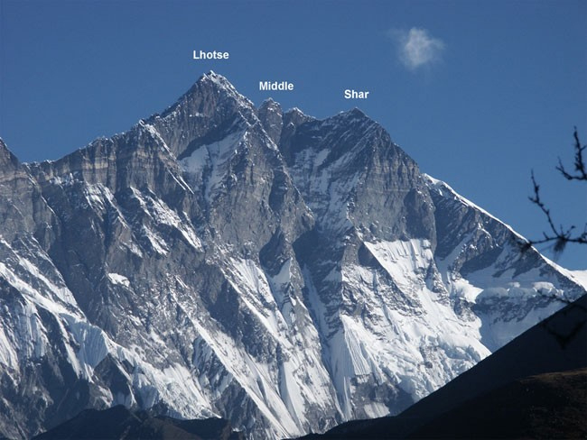 لوتسه با ارتفاع ۸۵۱۶ متر در رتبه چهارم قلل کره زمین از نظر ارتفاع قرار دارد. لوتسه در زبان تبتی به معنای قله جنوبی می باشد. به علاوه قله اصلی این کوه دارای چند قله کوچک تر نیز می باشد. لوتسه میانی ۸۴۱۴ متر، لوتسه شار ۸۳۸۳ متر، سایر قلل این کوه می باشند. این کوه در مرز تبت و نپال و در همسایگی اورست قرار گرفته است.