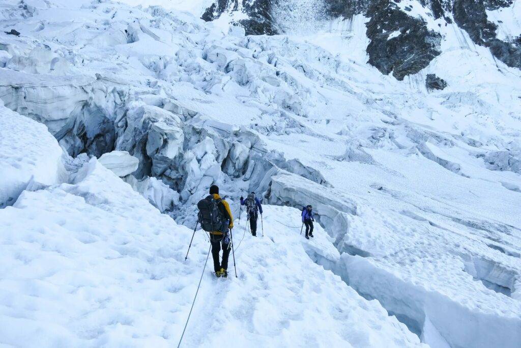 پیمایش یخچال‌های کوهستانی: چالش‌ها و استراتژی‌ها (تصویر شماره ۱ )