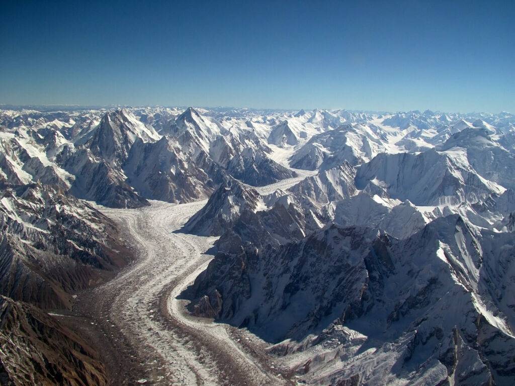 تصویر یخچال بالتور یکی از غظیمترین یخچالهای طبیعی کوهستانی