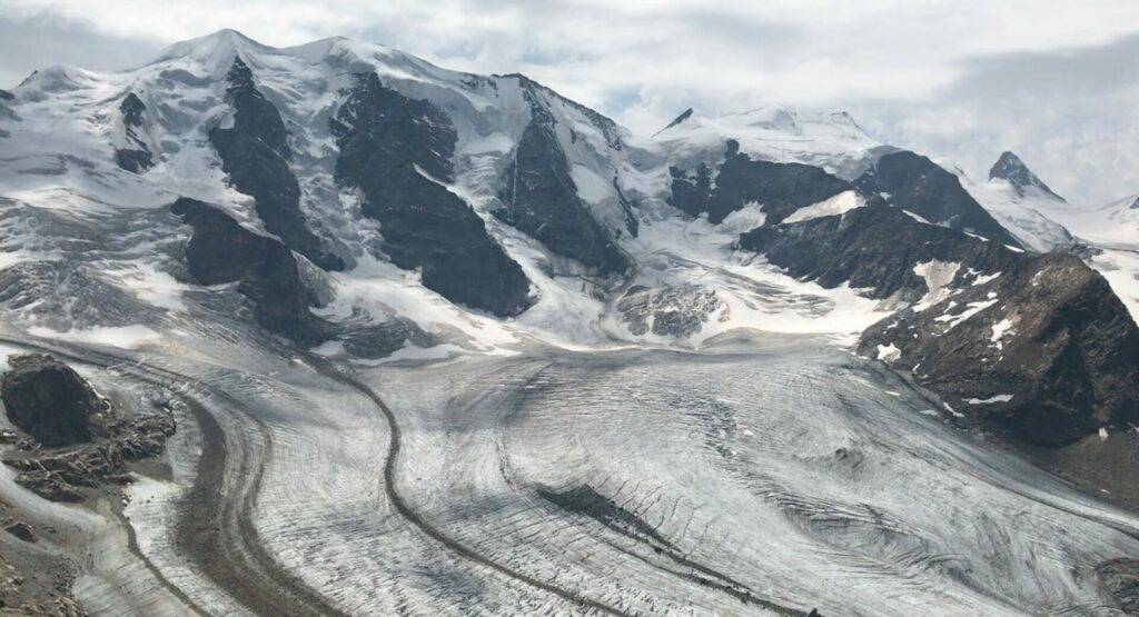 تصویر یخچال طبیعی مورتراچ در پای کوه و قله پالو در شرق سوئیس