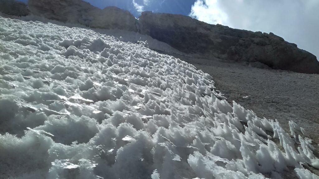 یخچال‌های طبیعی کوه دماوند (تصویر ۴)