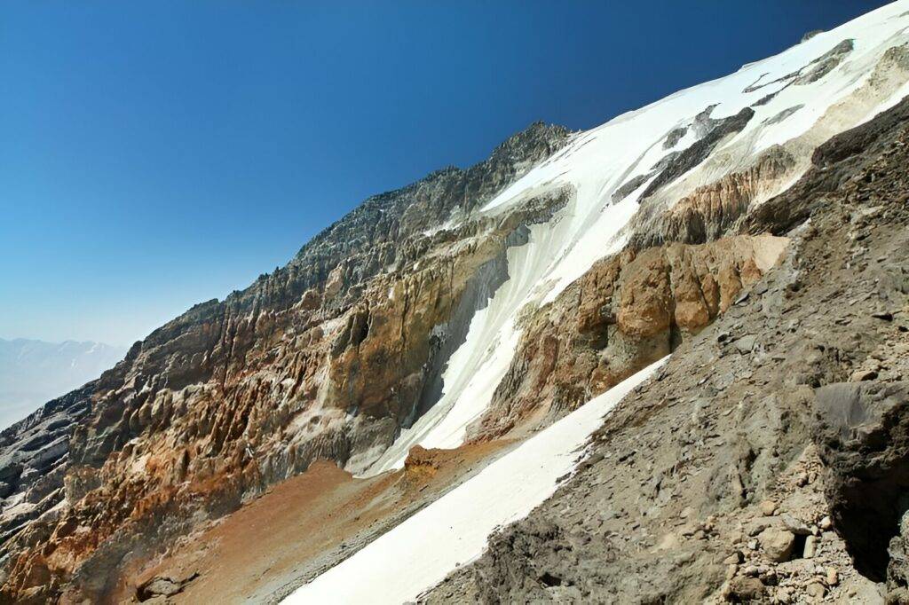 یخچال‌های طبیعی کوه دماوند (تصویر ۲)